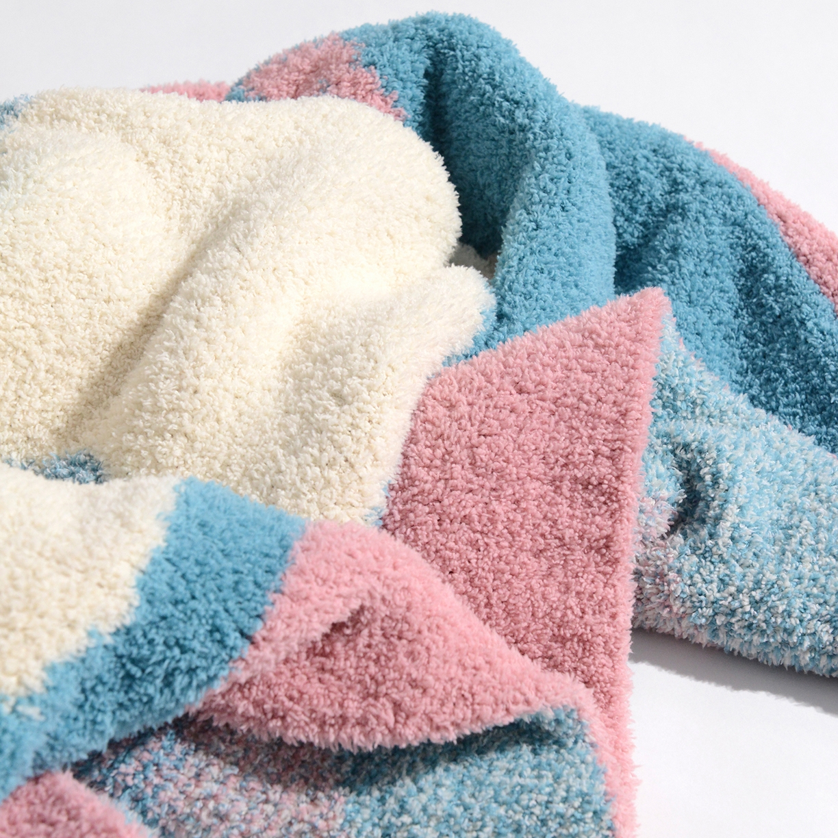 91家纺网 家纺一手货源 找家纺 栩裕纺织 2026新款艺术家居超柔半边绒A类针织毯披肩毯多功能盖毯礼物礼品终端控价 云朵朵针织毯