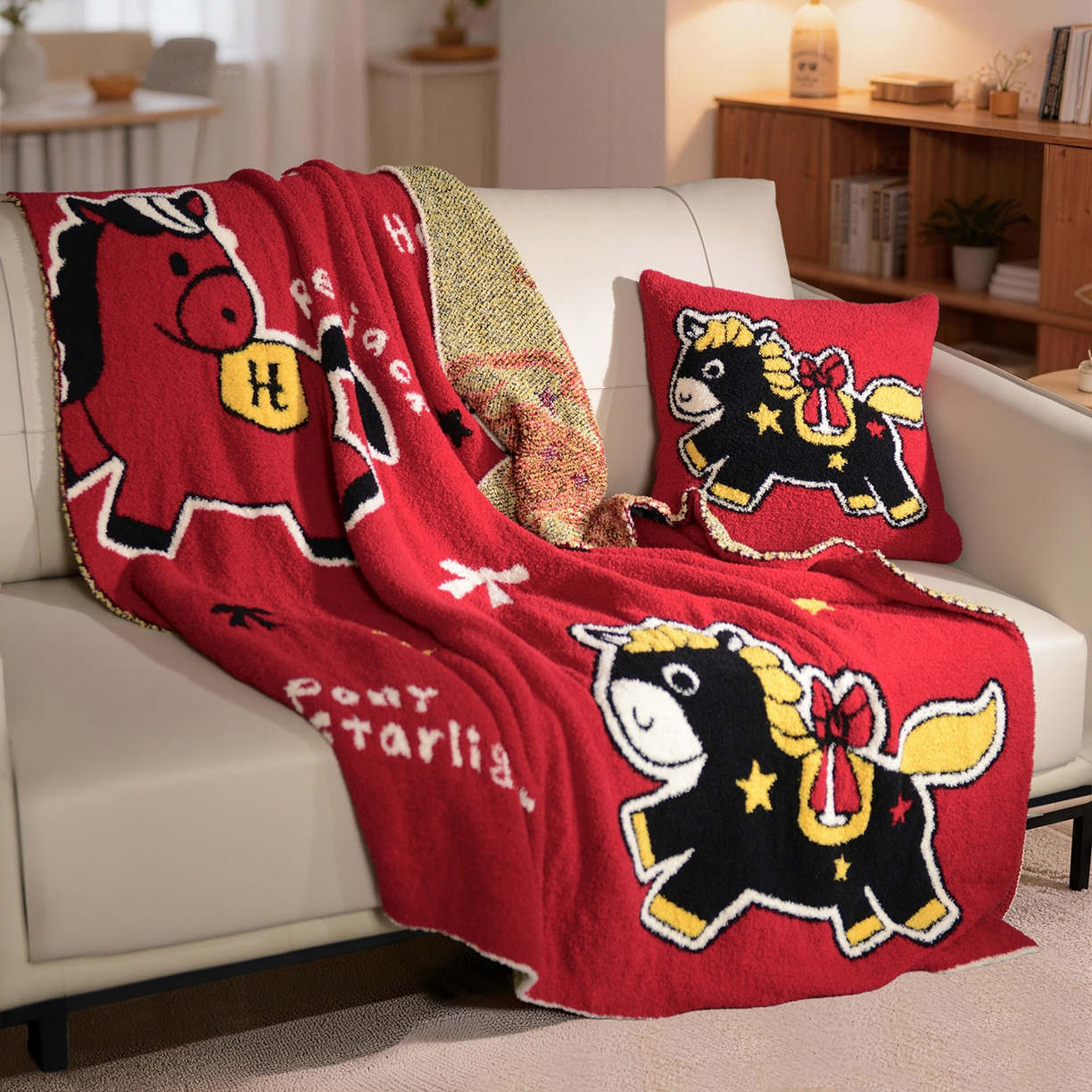 91家纺网 家纺一手货源 找家纺 栩裕纺织 2026新款艺术家居超柔半边绒A类针织毯披肩毯多功能盖毯礼物礼品终端控价 赫尔墨斯与伙伴（红）针织毯