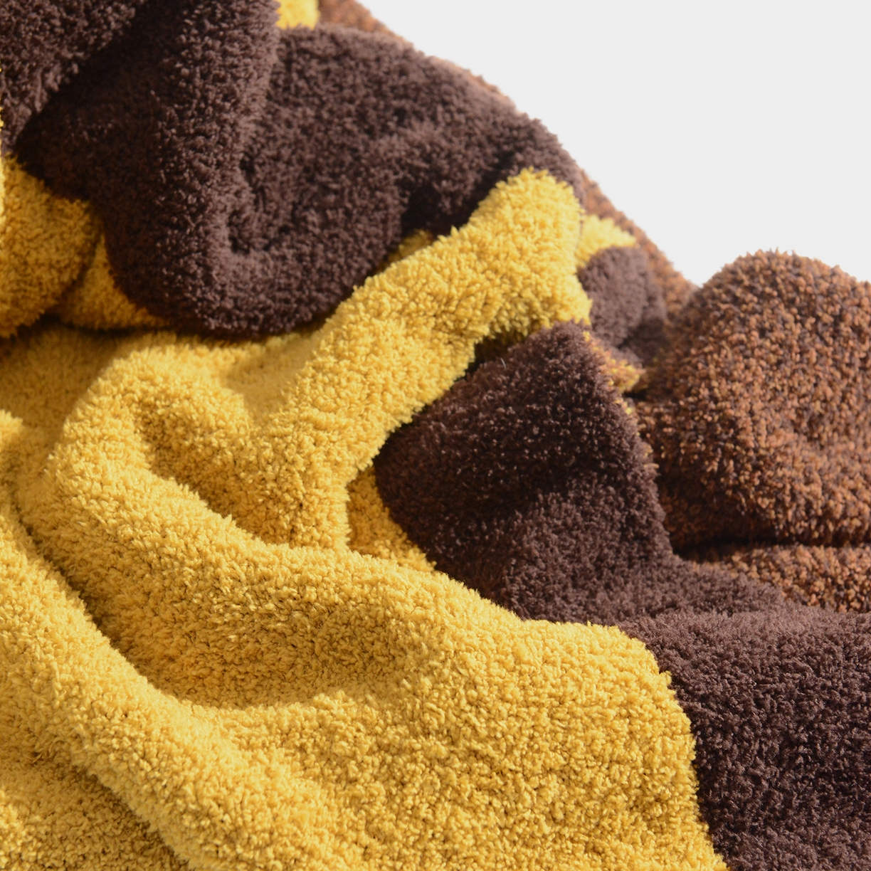 91家纺网 家纺一手货源 找家纺 栩裕纺织 2026新款艺术家居超柔半边绒A类针织毯披肩毯多功能盖毯礼物礼品终端控价 云朵朵（咖）抱枕套