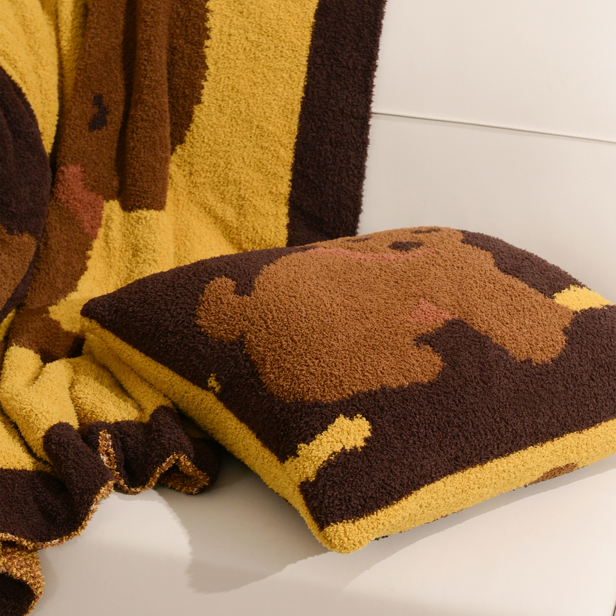 91家纺网 家纺一手货源 找家纺 栩裕纺织 2026新款艺术家居超柔半边绒A类针织毯披肩毯多功能盖毯礼物礼品终端控价 云朵朵（咖）针织毯