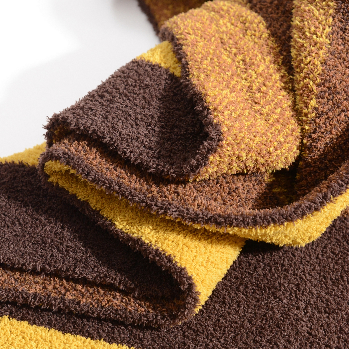 91家纺网 家纺一手货源 找家纺 栩裕纺织 2026新款艺术家居超柔半边绒A类针织毯披肩毯多功能盖毯礼物礼品终端控价 云朵朵（咖）抱枕套