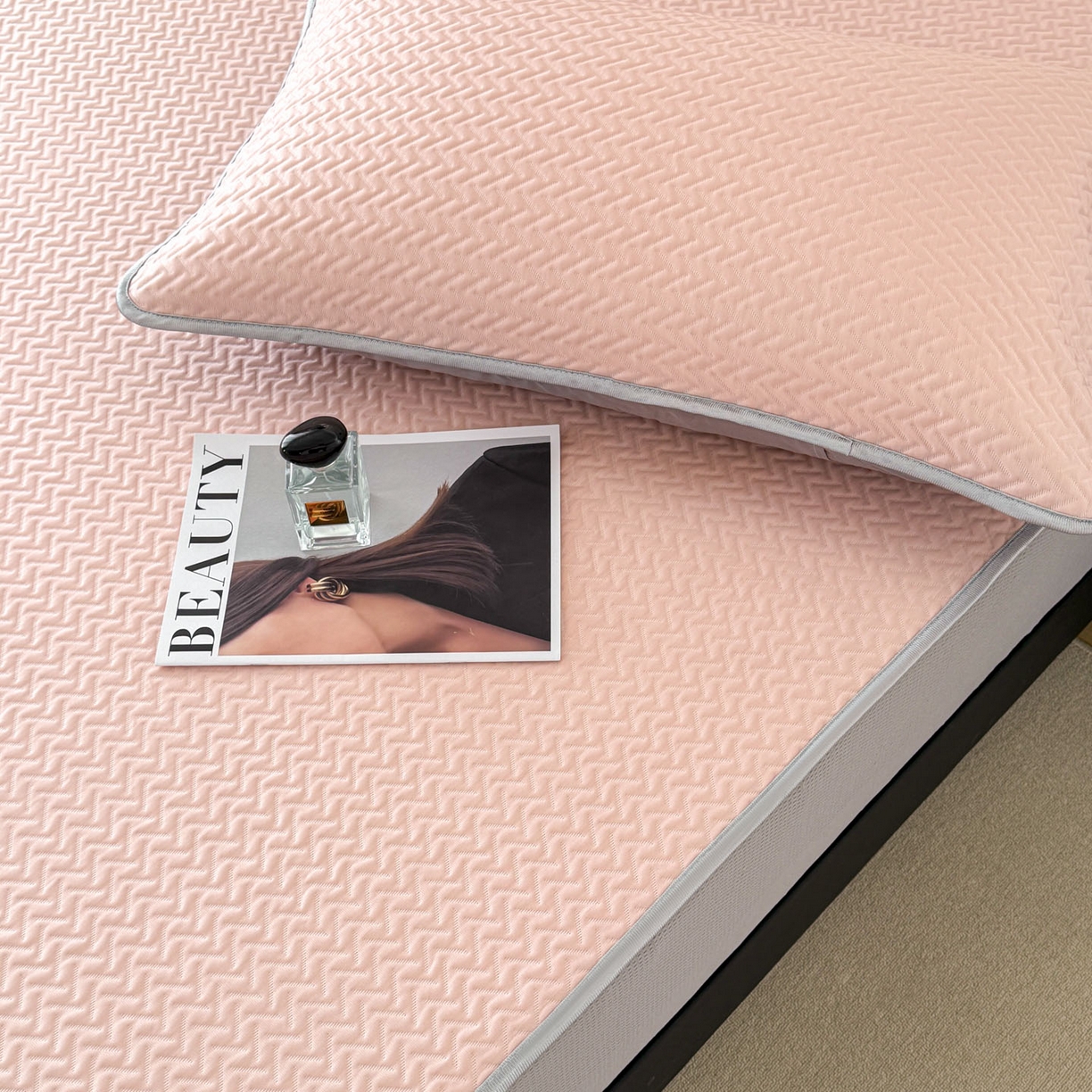 91家纺网 家纺一手货源 找家纺 倾慕家纺 2026春夏新款全PE冰豆豆全包围床笠款凉席席子 箭纹粉