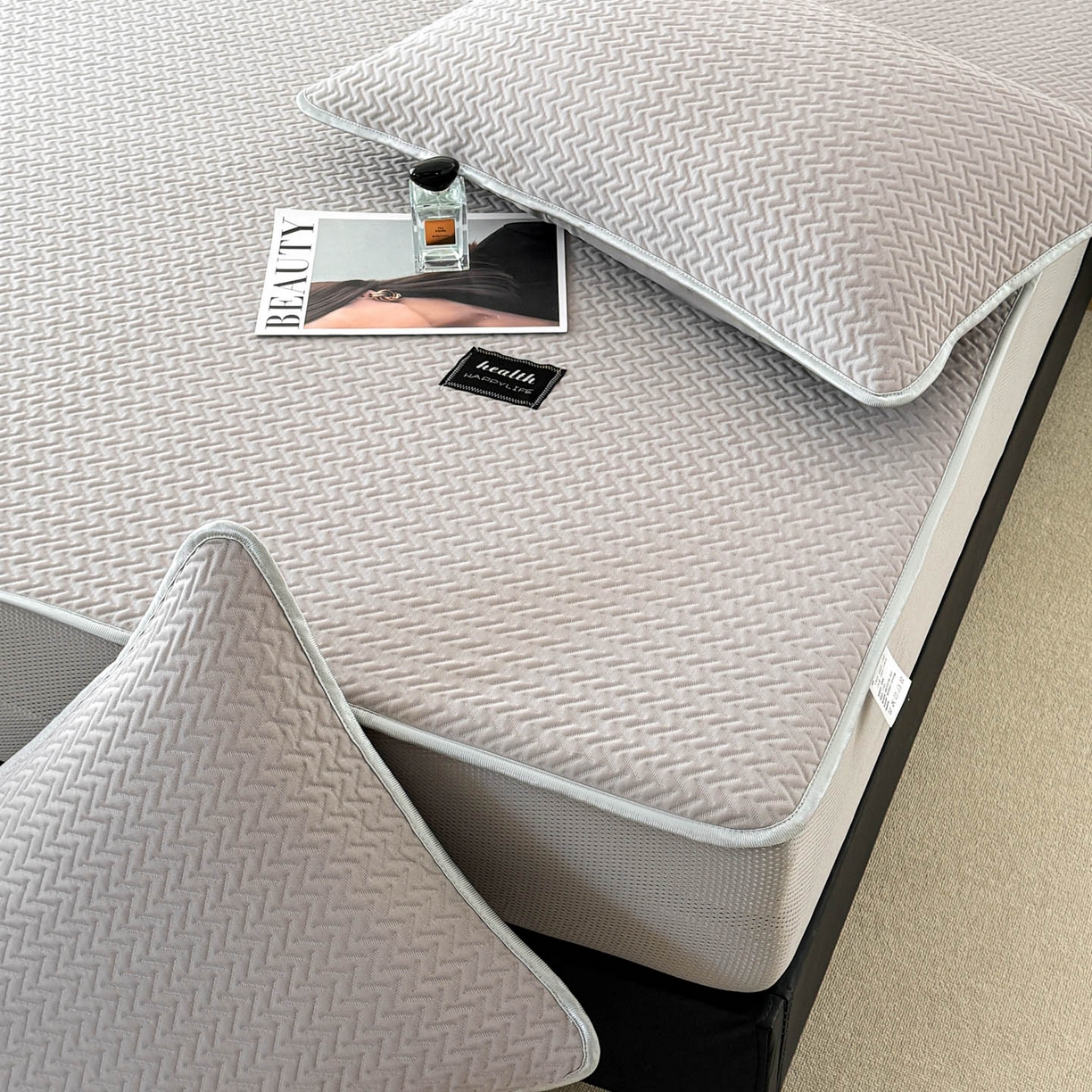 91家纺网 家纺一手货源 找家纺 倾慕家纺 2026春夏新款全PE冰豆豆全包围床笠款凉席席子 箭纹灰