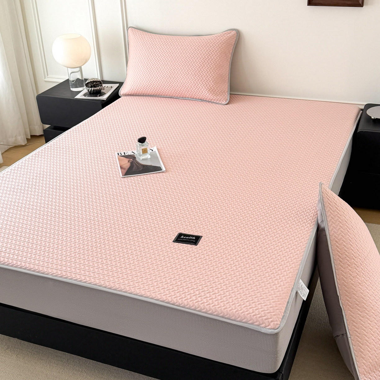 91家纺网 家纺一手货源 找家纺 倾慕家纺 2026春夏新款全PE冰豆豆全包围床笠款凉席席子 箭纹粉