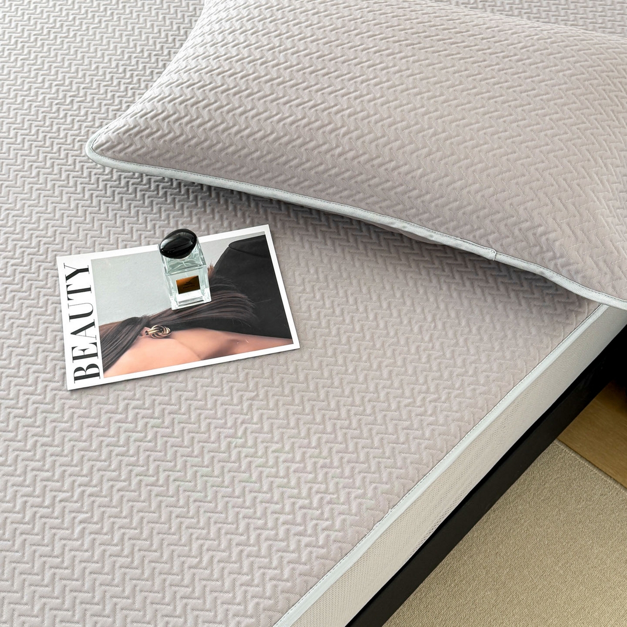 91家纺网 家纺一手货源 找家纺 倾慕家纺 2026春夏新款全PE冰豆豆全包围床笠款凉席席子 箭纹灰