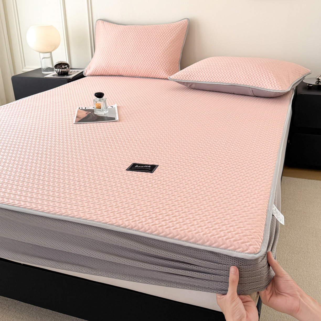 91家纺网 家纺一手货源 找家纺 倾慕家纺 2026春夏新款全PE冰豆豆全包围床笠款凉席席子 箭纹粉