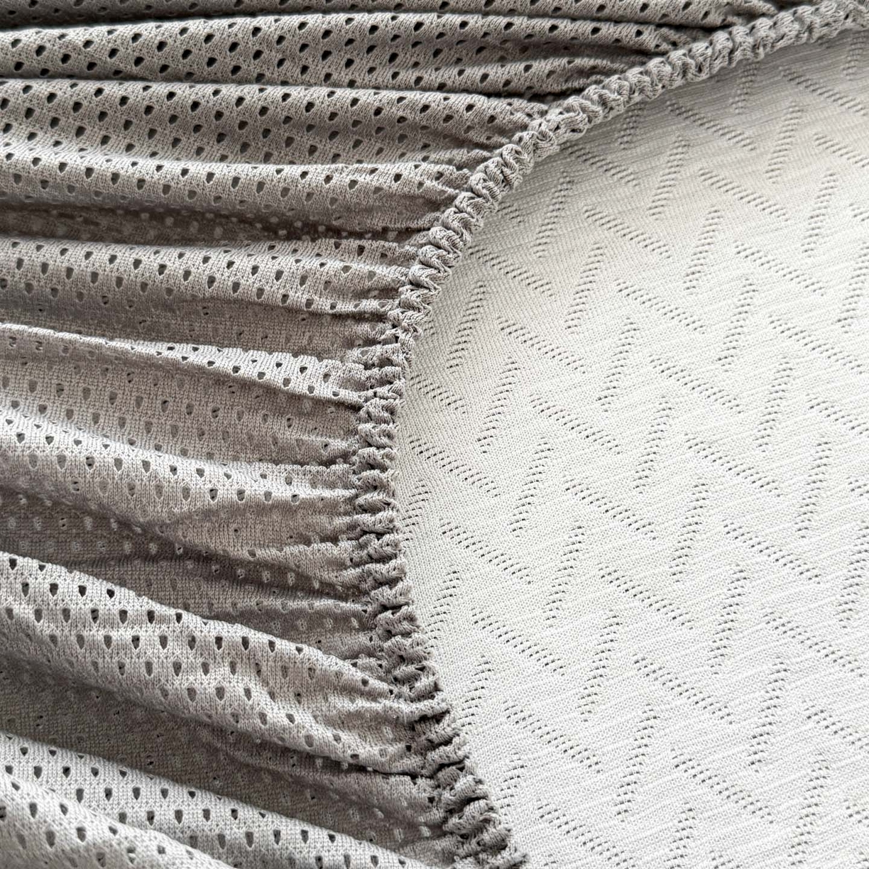 91家纺网 家纺一手货源 找家纺 倾慕家纺 2026春夏新款全PE冰豆豆全包围床笠款凉席席子 箭纹灰