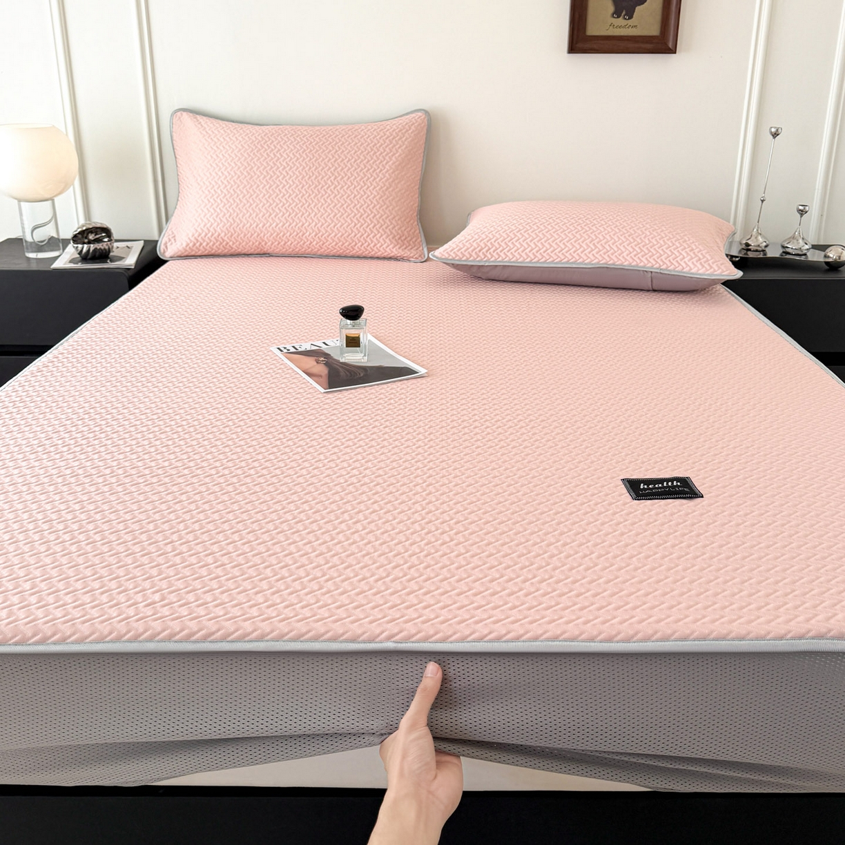 91家纺网 家纺一手货源 找家纺 倾慕家纺 2026春夏新款全PE冰豆豆全包围床笠款凉席席子 箭纹粉