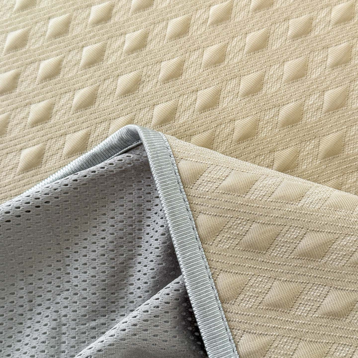 91家纺网 家纺一手货源 找家纺 倾慕家纺 2026春夏新款全PE冰豆豆全包围床笠款凉席席子 菱形泡香槟