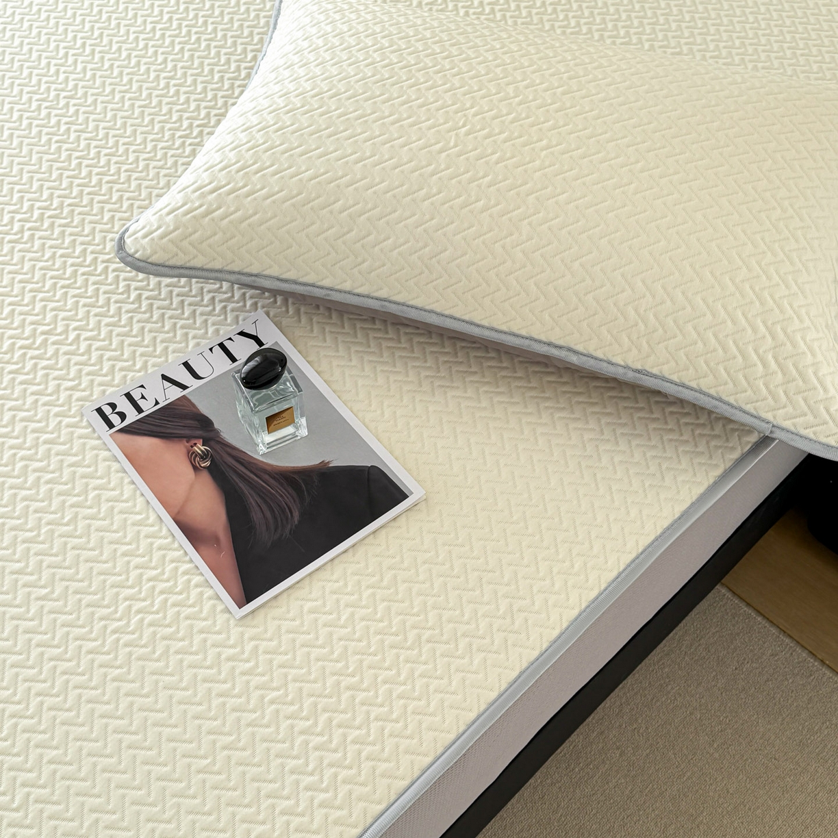 91家纺网 家纺一手货源 找家纺 倾慕家纺 2026春夏新款全PE冰豆豆全包围床笠款凉席席子 箭纹米白