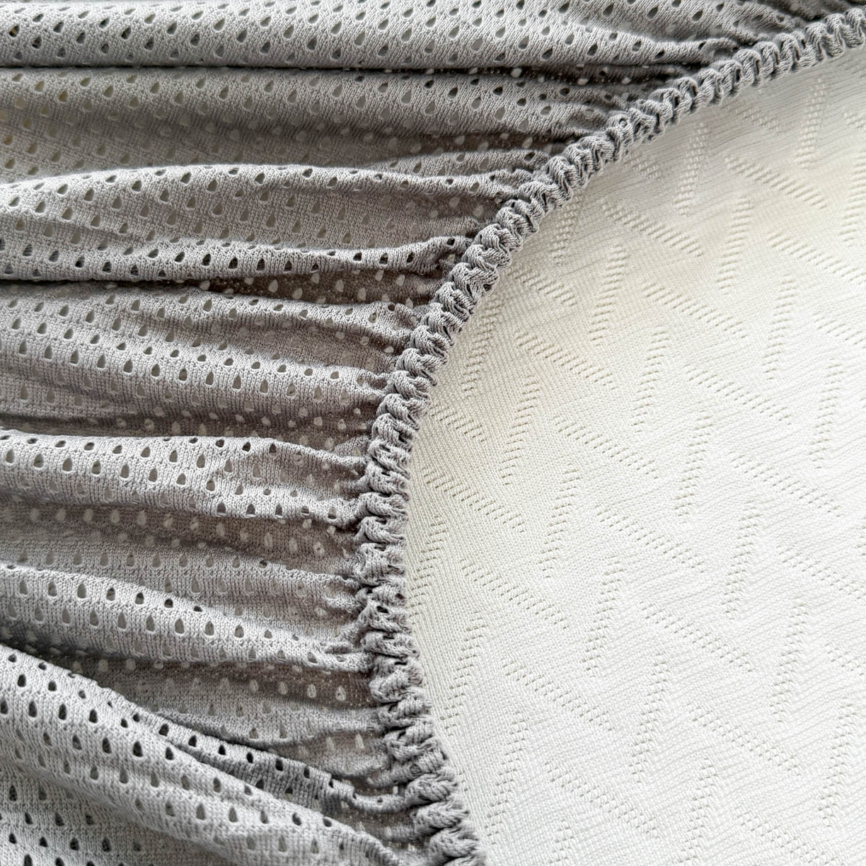 91家纺网 家纺一手货源 找家纺 倾慕家纺 2026春夏新款全PE冰豆豆全包围床笠款凉席席子 箭纹米白