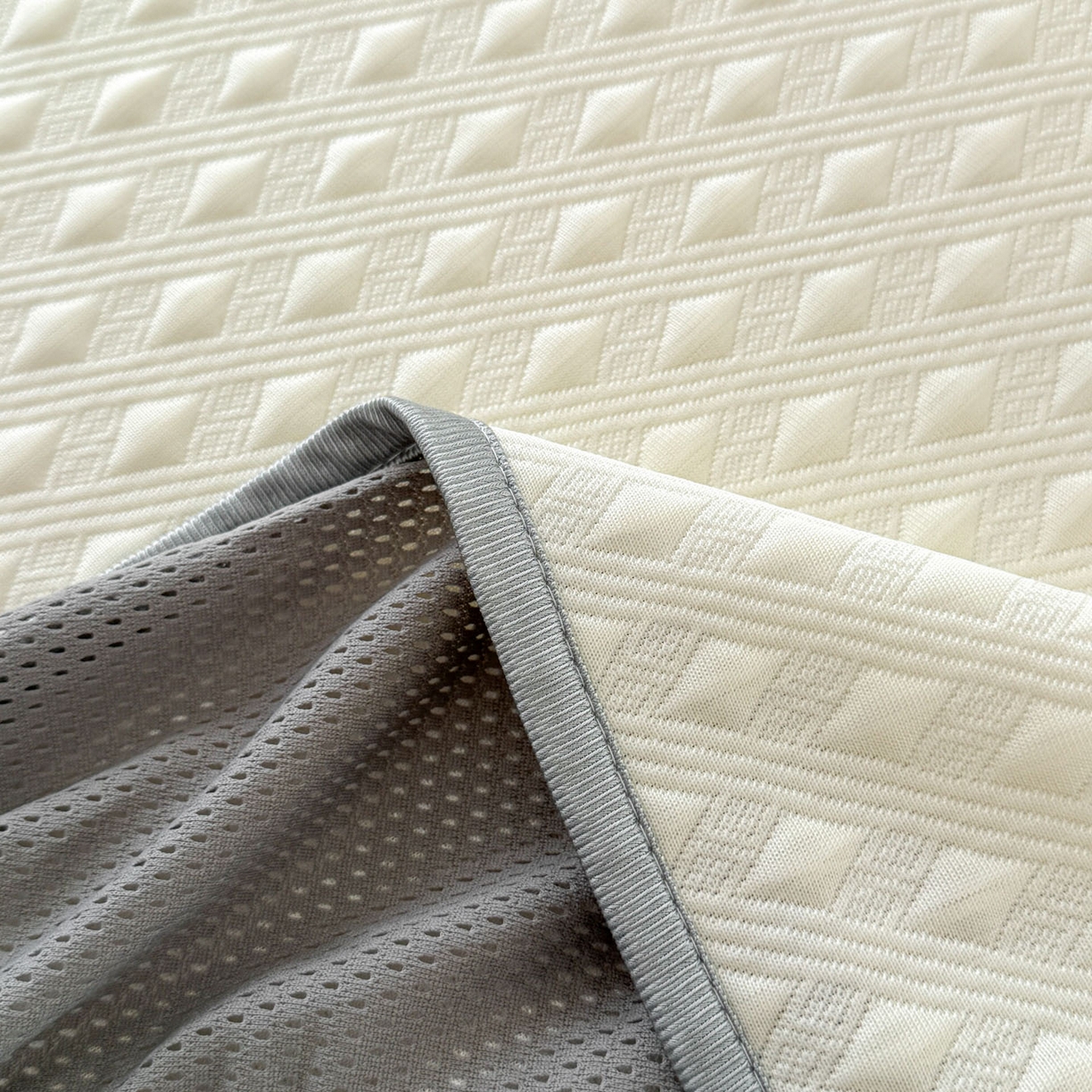 91家纺网 家纺一手货源 找家纺 倾慕家纺 2026春夏新款全PE冰豆豆全包围床笠款凉席席子 菱形泡米白