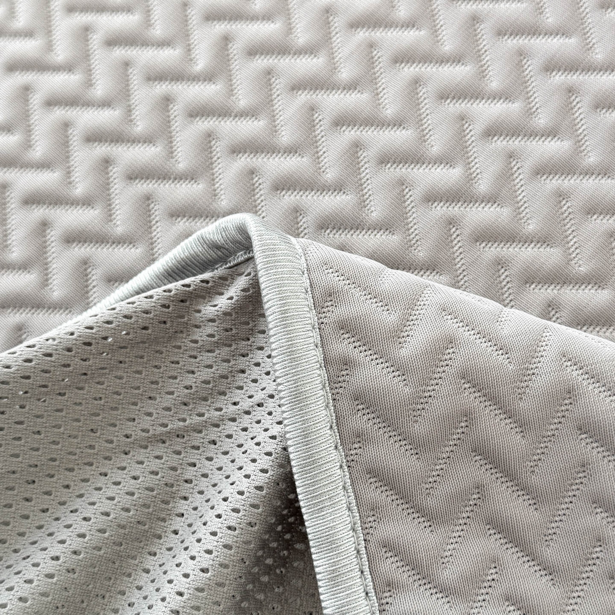 91家纺网 家纺一手货源 找家纺 倾慕家纺 2026春夏新款全PE冰豆豆全包围床笠款凉席席子 箭纹灰