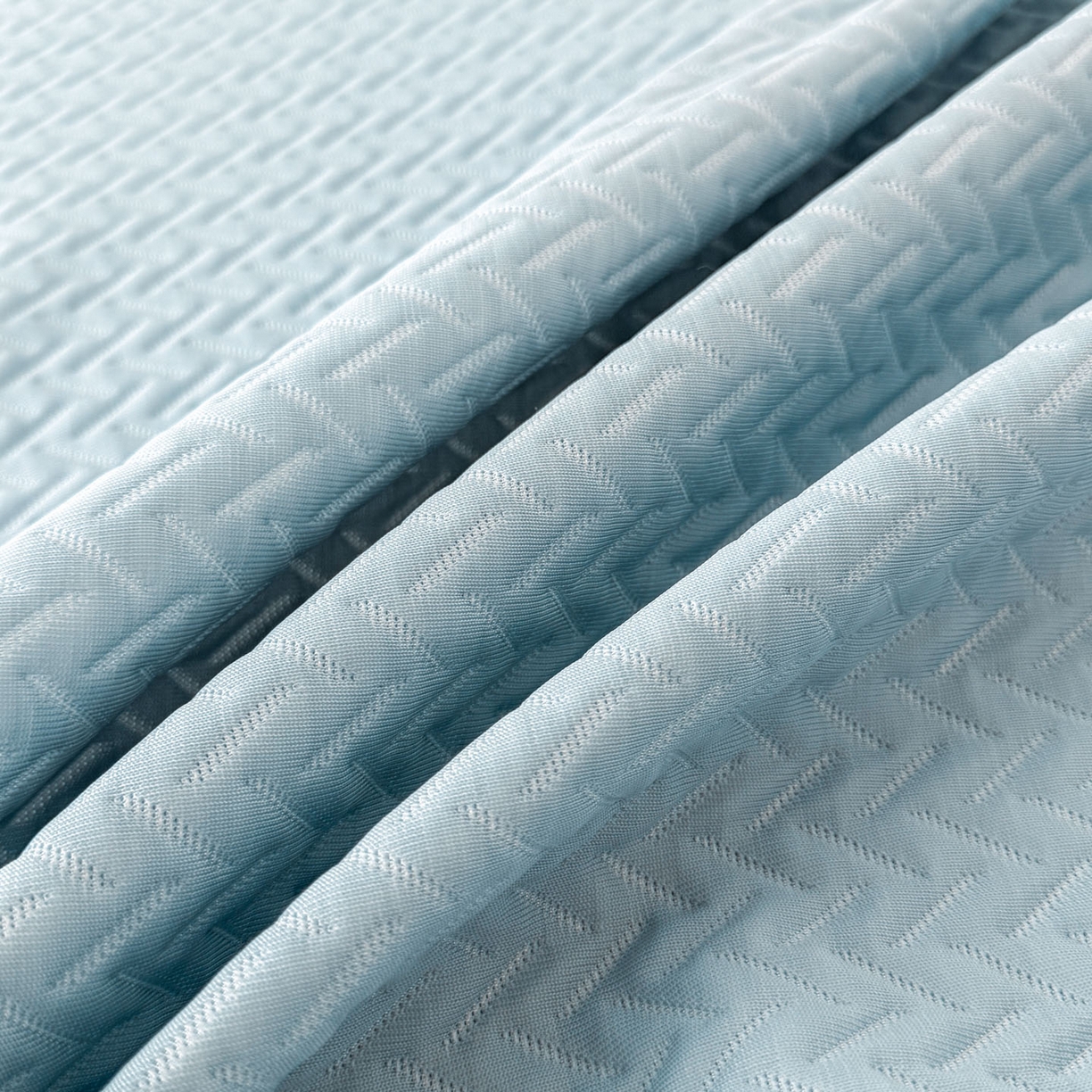 91家纺网 家纺一手货源 找家纺 倾慕家纺 2026春夏新款全PE冰豆豆全包围床笠款凉席席子 箭纹蓝