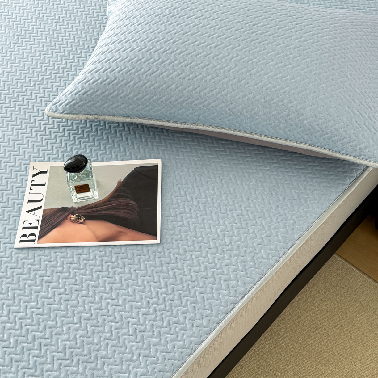 91家纺网 家纺一手货源 找家纺 倾慕家纺 2026春夏新款全PE冰豆豆全包围床笠款凉席席子 箭纹蓝