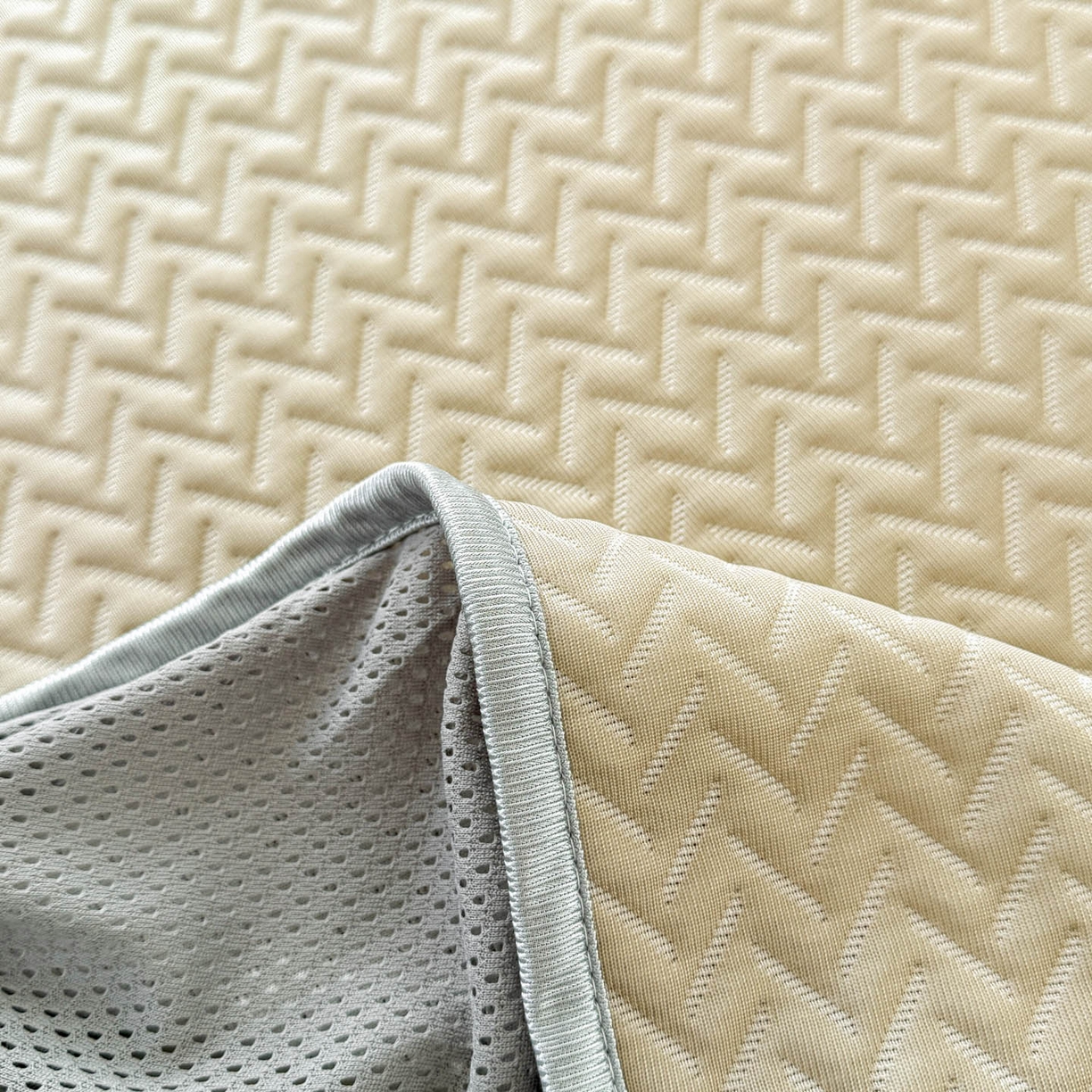 91家纺网 家纺一手货源 找家纺 倾慕家纺 2026春夏新款全PE冰豆豆全包围床笠款凉席席子 箭纹卡其