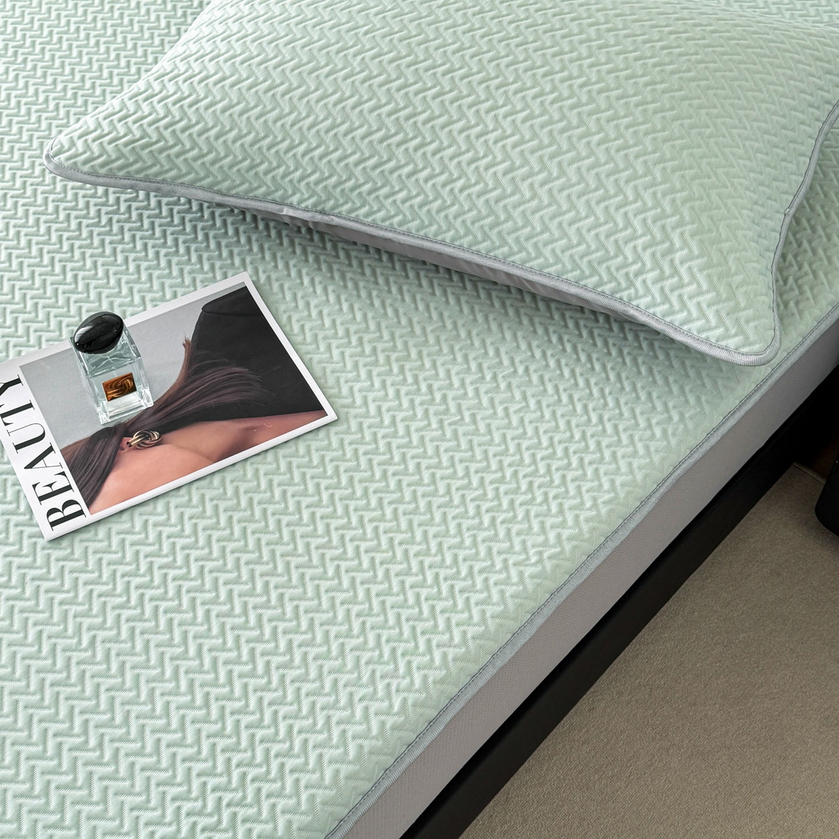 91家纺网 家纺一手货源 找家纺 倾慕家纺 2026春夏新款全PE冰豆豆全包围床笠款凉席席子 箭纹绿