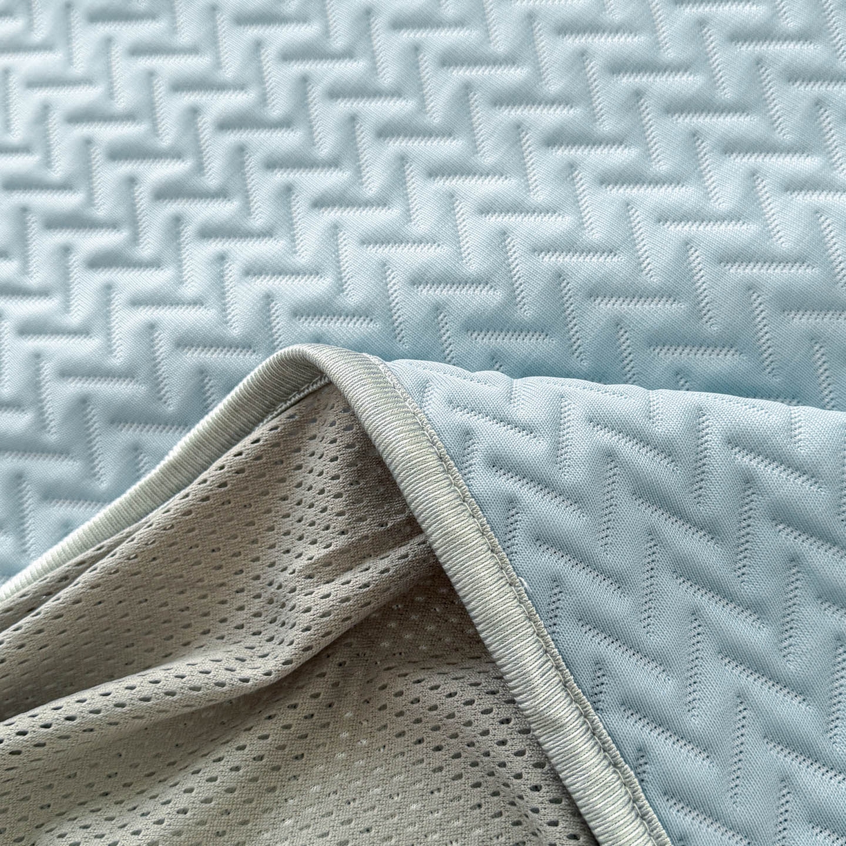 91家纺网 家纺一手货源 找家纺 倾慕家纺 2026春夏新款全PE冰豆豆全包围床笠款凉席席子 箭纹蓝