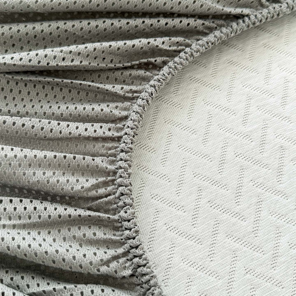 91家纺网 家纺一手货源 找家纺 倾慕家纺 2026春夏新款全PE冰豆豆全包围床笠款凉席席子 箭纹卡其