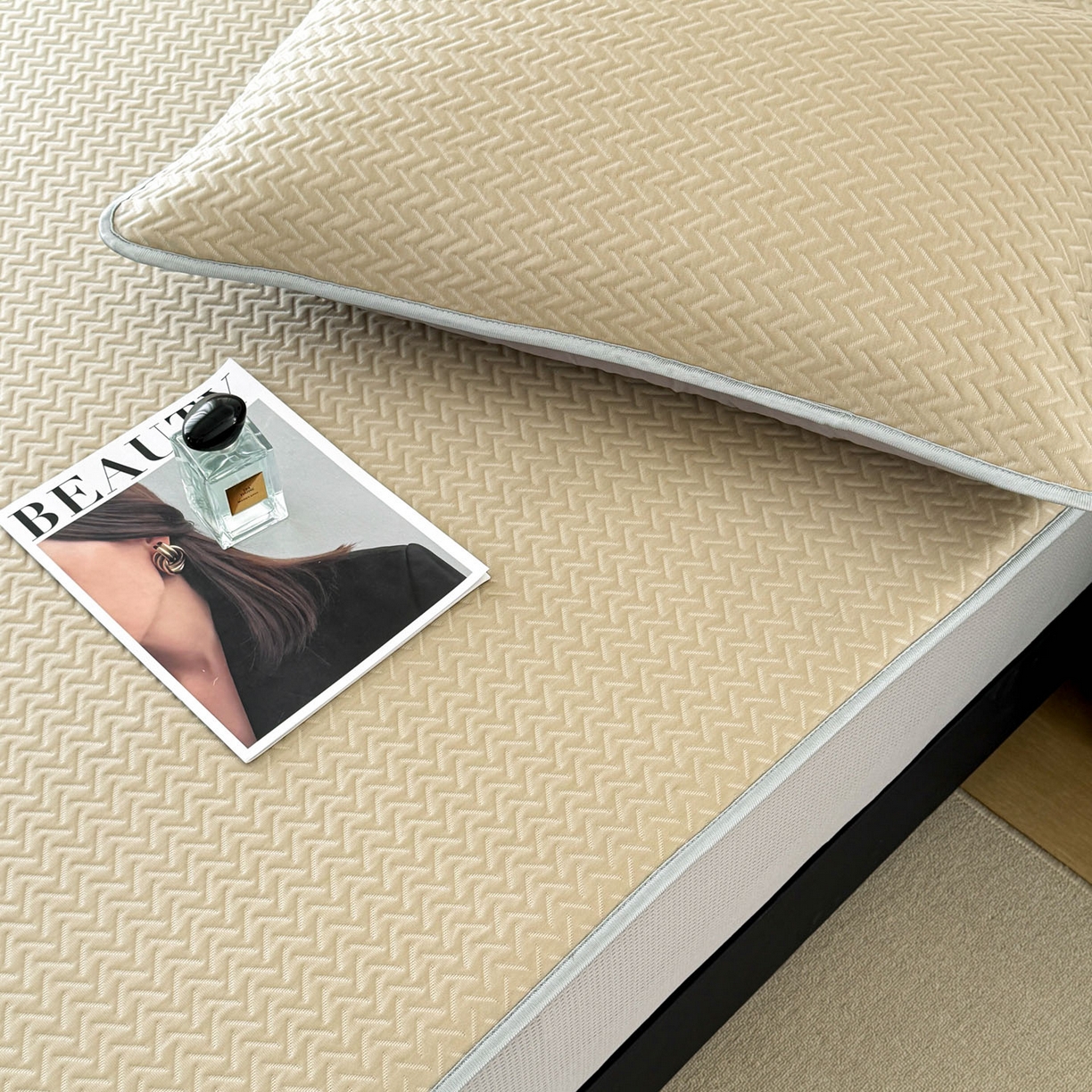 91家纺网 家纺一手货源 找家纺 倾慕家纺 2026春夏新款全PE冰豆豆全包围床笠款凉席席子 箭纹卡其