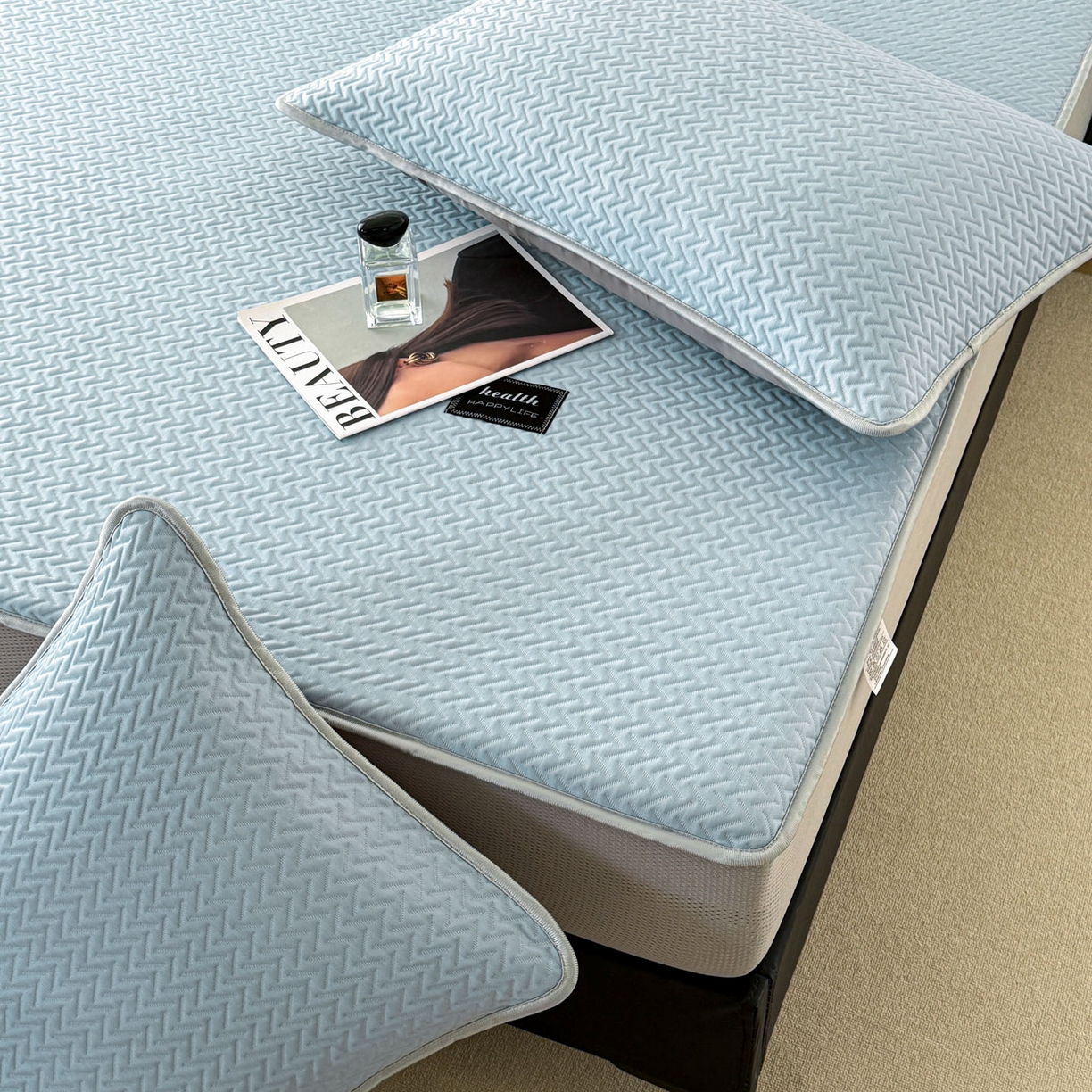 91家纺网 家纺一手货源 找家纺 倾慕家纺 2026春夏新款全PE冰豆豆全包围床笠款凉席席子 箭纹蓝