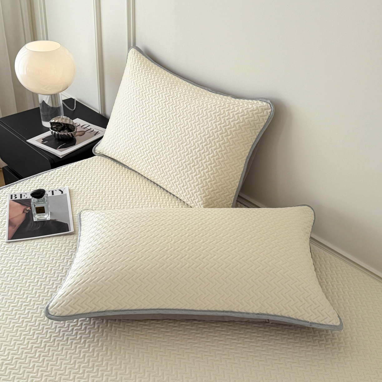 91家纺网 家纺一手货源 找家纺 倾慕家纺 2026春夏新款全PE冰豆豆全包围床笠款凉席席子 箭纹米白