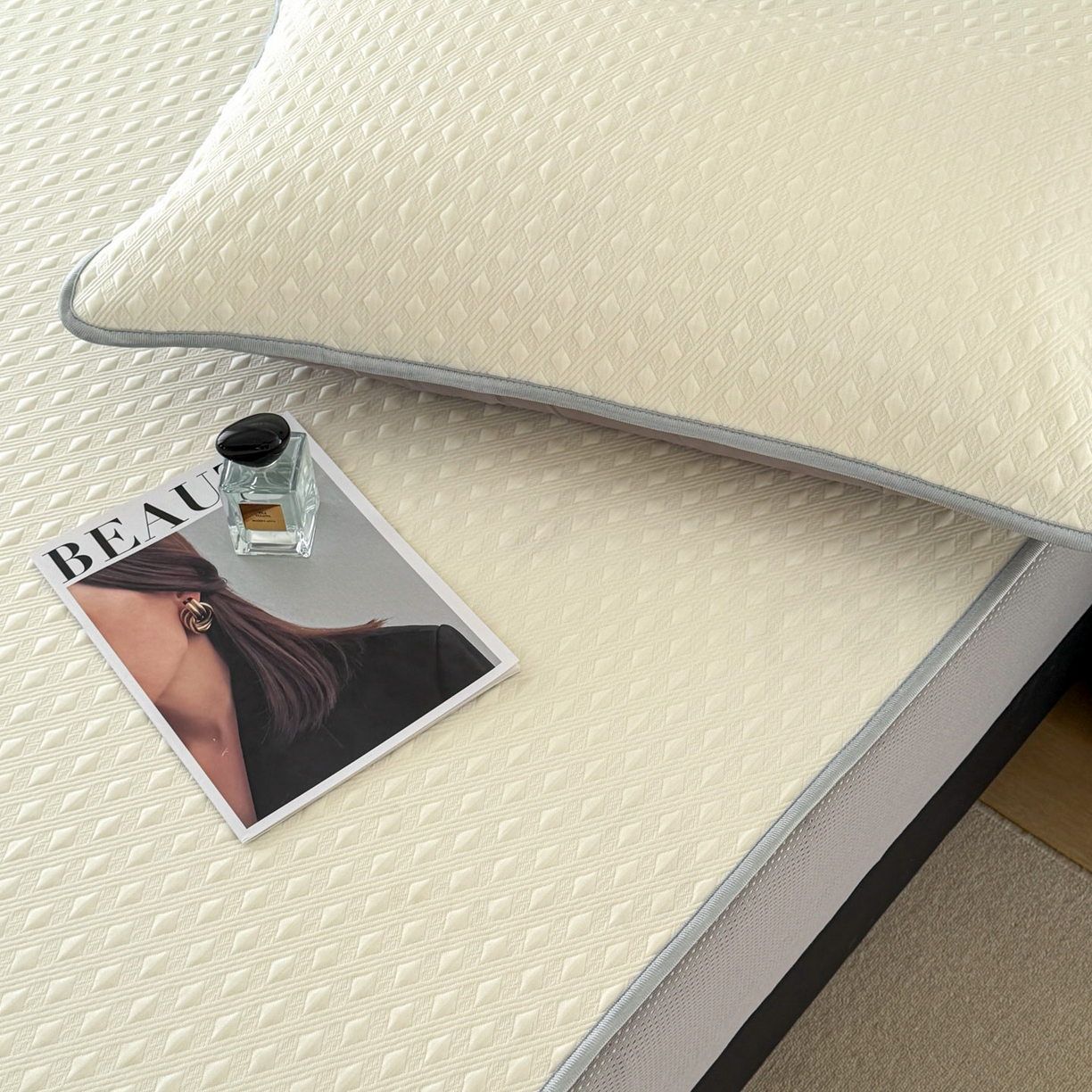 91家纺网 家纺一手货源 找家纺 倾慕家纺 2026春夏新款全PE冰豆豆全包围床笠款凉席席子 菱形泡米白