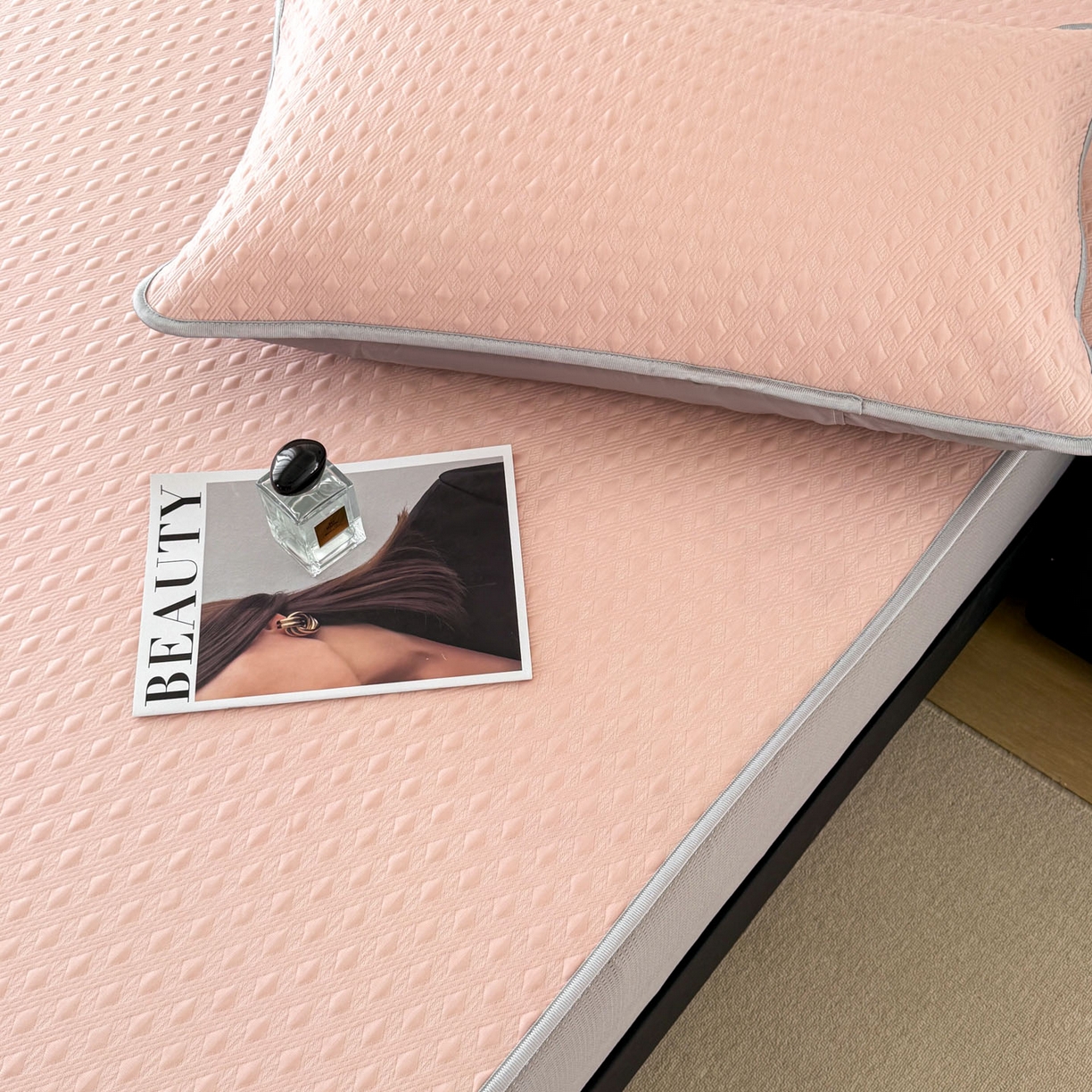 91家纺网 家纺一手货源 找家纺 倾慕家纺 2026春夏新款全PE冰豆豆全包围床笠款凉席席子 菱形泡粉