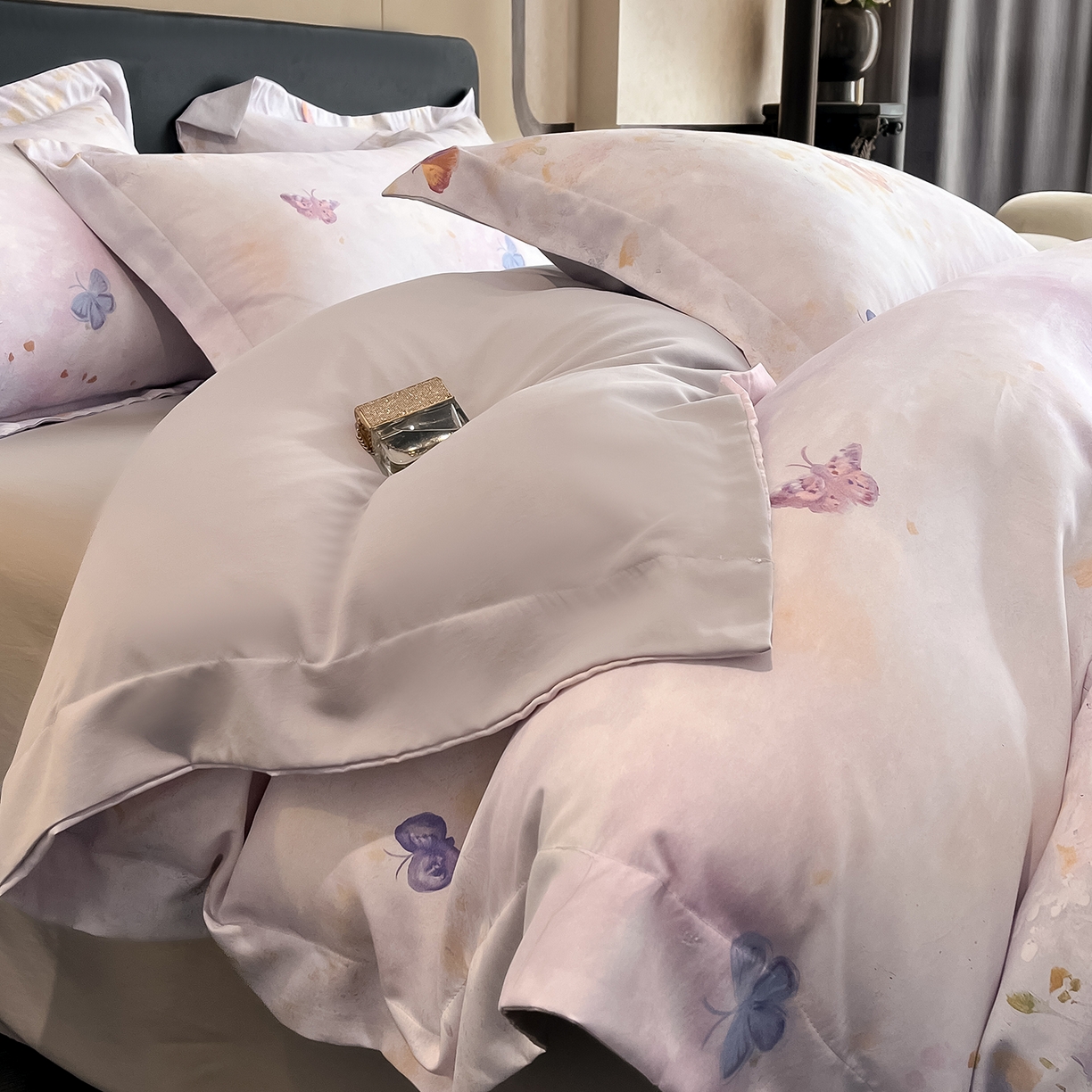 91家纺网 家纺一手货源 找家纺 经年 2026春夏新款天丝数码印花四件套-花漾蝶影 花漾蝶影-紫灰