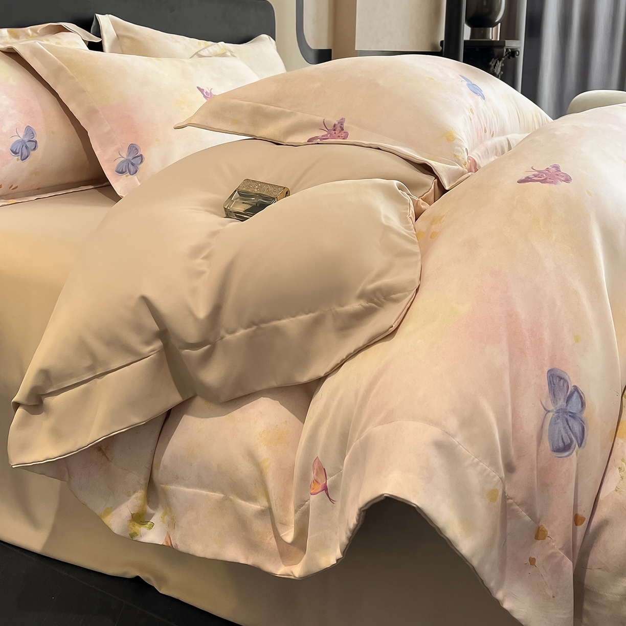 91家纺网 家纺一手货源 找家纺 经年 2026春夏新款天丝数码印花四件套-花漾蝶影 花漾蝶影-香槟