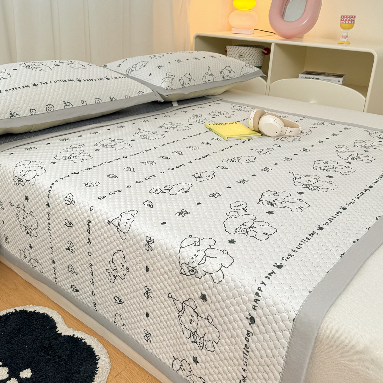 91家纺网 家纺一手货源 找家纺 寐居家纺 2026新款冰豆豆数码印花席三明治底凉席席子 线条小狗