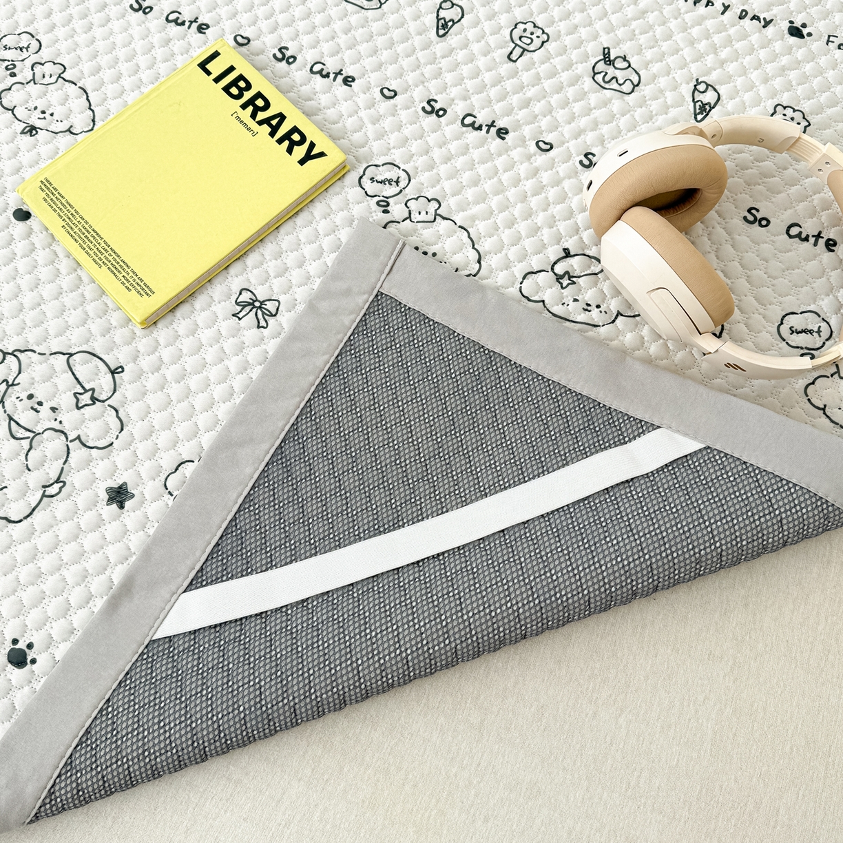 91家纺网 家纺一手货源 找家纺 寐居家纺 2026新款冰豆豆数码印花席三明治底凉席席子 线条小狗