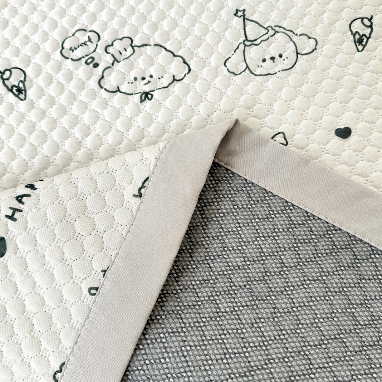 91家纺网 家纺一手货源 找家纺 寐居家纺 2026新款冰豆豆数码印花席三明治底凉席席子 线条小狗