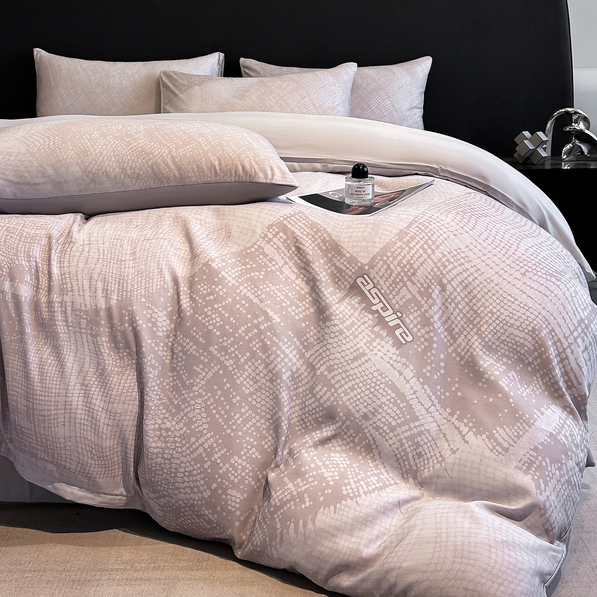 91家纺网 家纺一手货源 找家纺 经年 2026春夏新款天丝数码印花四件套-凛风逸韵 凛风逸韵-爵士灰