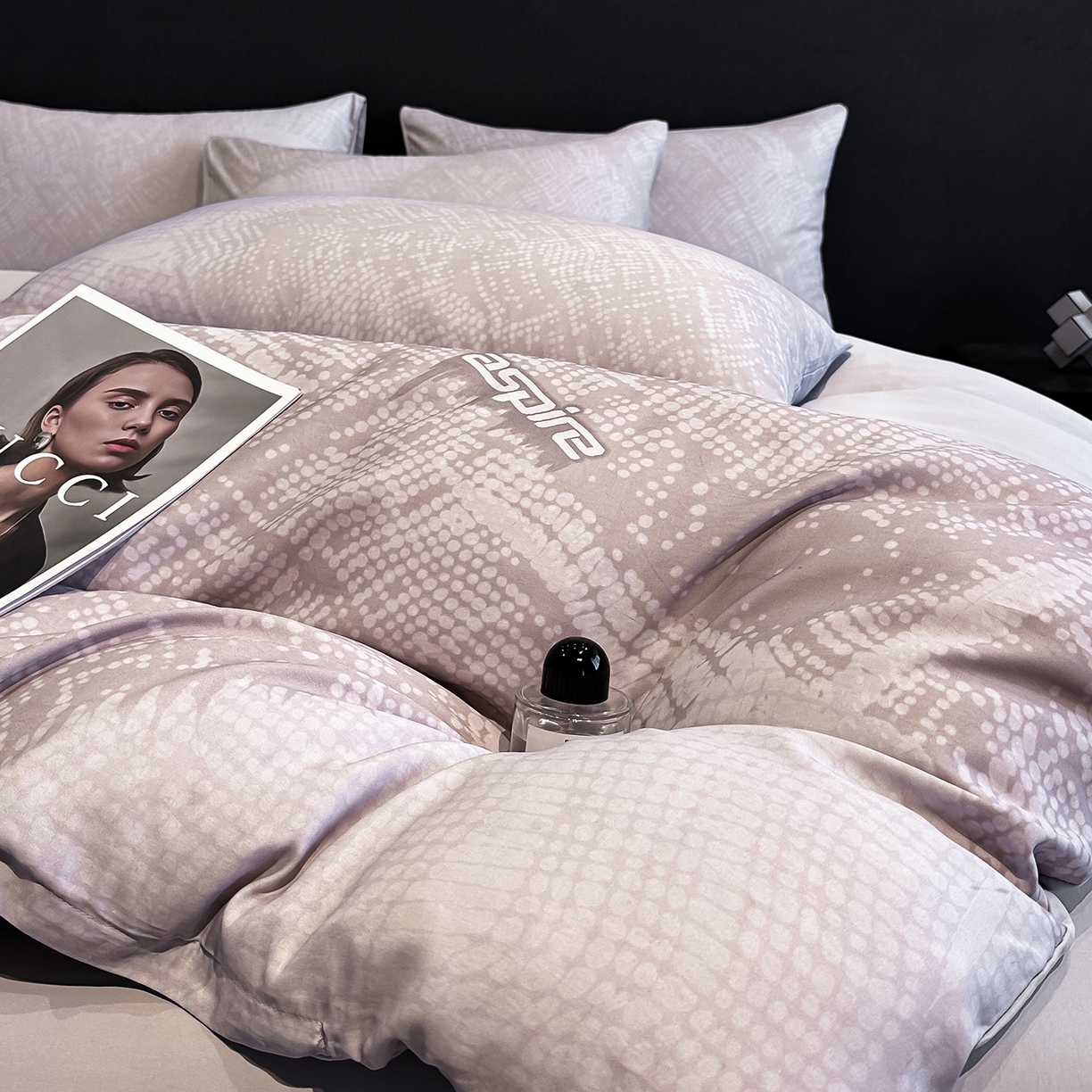 91家纺网 家纺一手货源 找家纺 经年 2026春夏新款天丝数码印花四件套-凛风逸韵 凛风逸韵-爵士灰