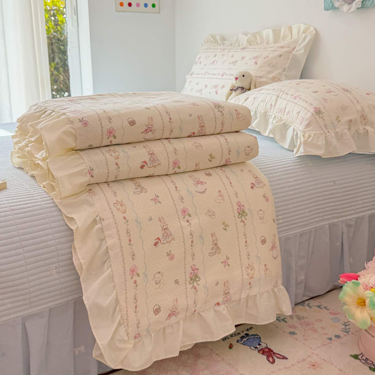 91家纺网 家纺一手货源 找家纺 女子家纺 2026新款全棉花边夏被全棉床盖夏被四件套 幸福小兔