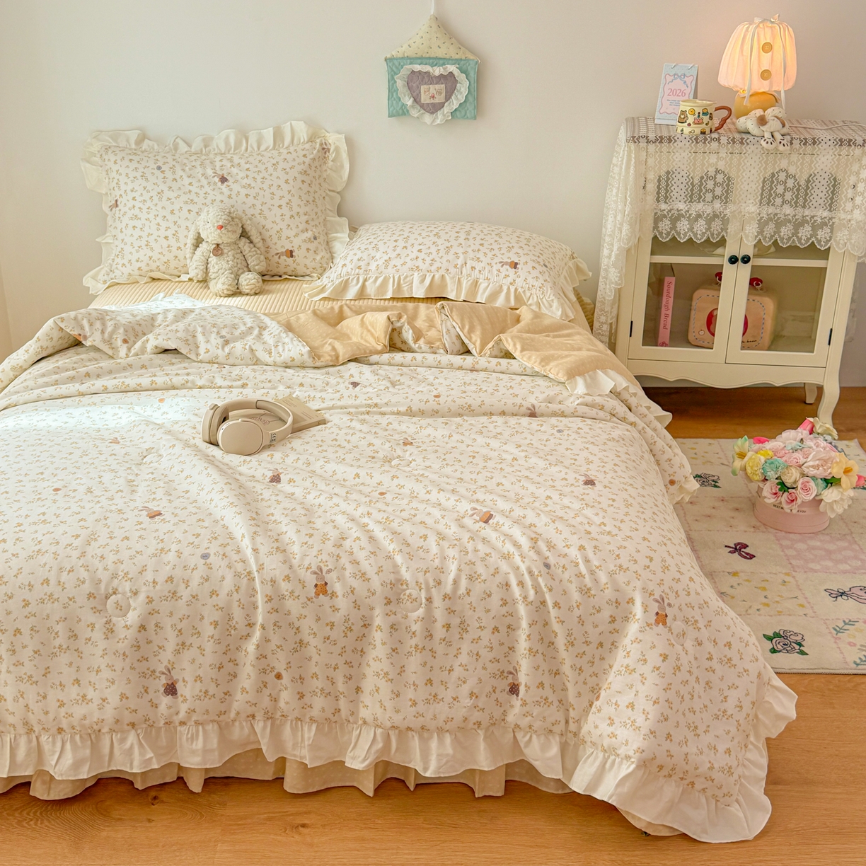 91家纺网 家纺一手货源 找家纺 女子家纺 2026新款全棉花边夏被全棉床盖夏被四件套 暖菊花兔