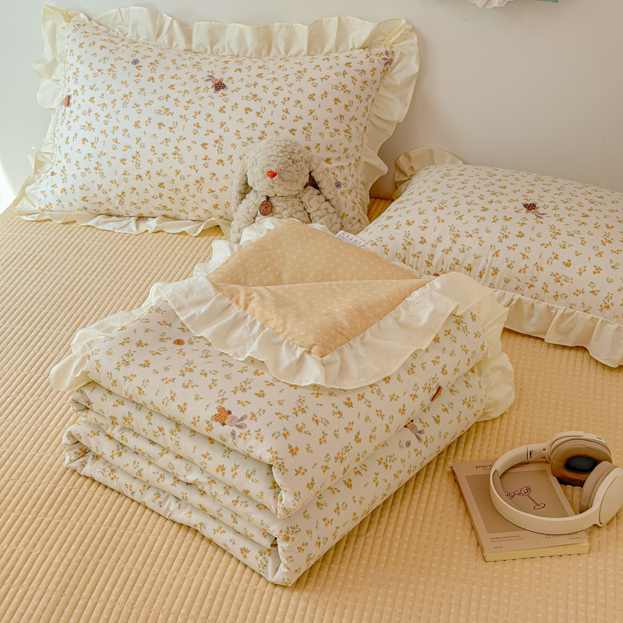 91家纺网 家纺一手货源 找家纺 女子家纺 2026新款全棉花边夏被全棉床盖夏被四件套 暖菊花兔