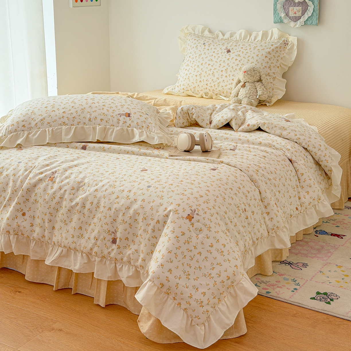 91家纺网 家纺一手货源 找家纺 女子家纺 2026新款全棉花边夏被全棉床盖夏被四件套 暖菊花兔