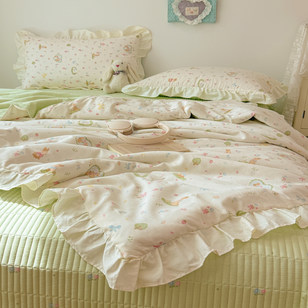 91家纺网 家纺一手货源 找家纺 女子家纺 2026新款全棉花边夏被全棉床盖夏被四件套 兔与花笺