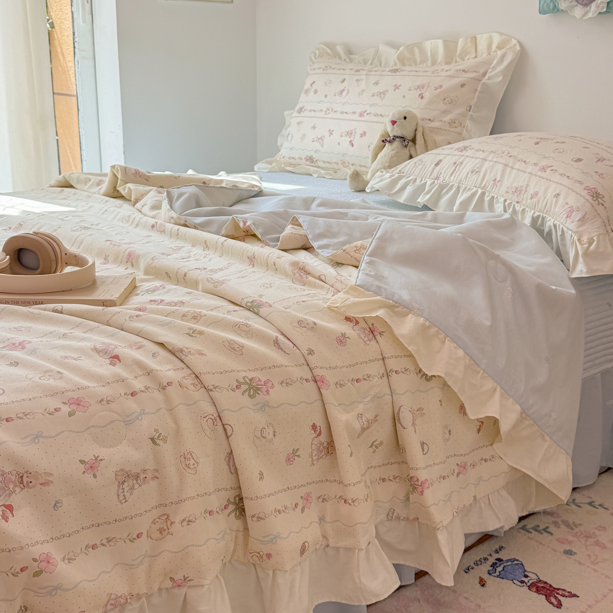 91家纺网 家纺一手货源 找家纺 女子家纺 2026新款全棉花边夏被全棉床盖夏被四件套 幸福小兔
