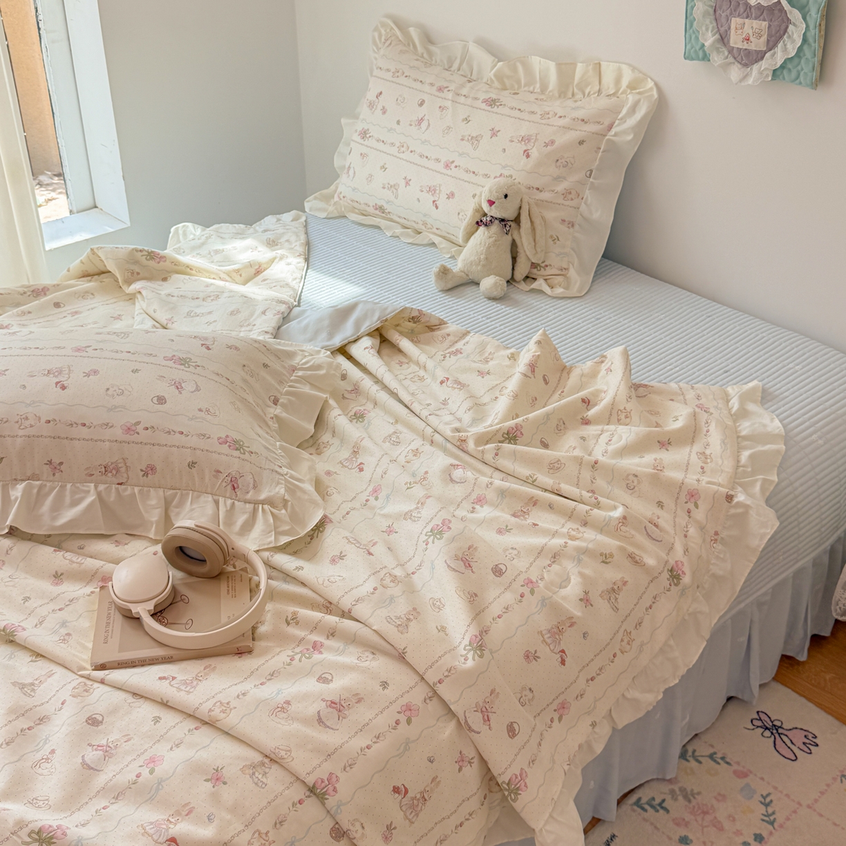 91家纺网 家纺一手货源 找家纺 女子家纺 2026新款全棉花边夏被全棉床盖夏被四件套 幸福小兔