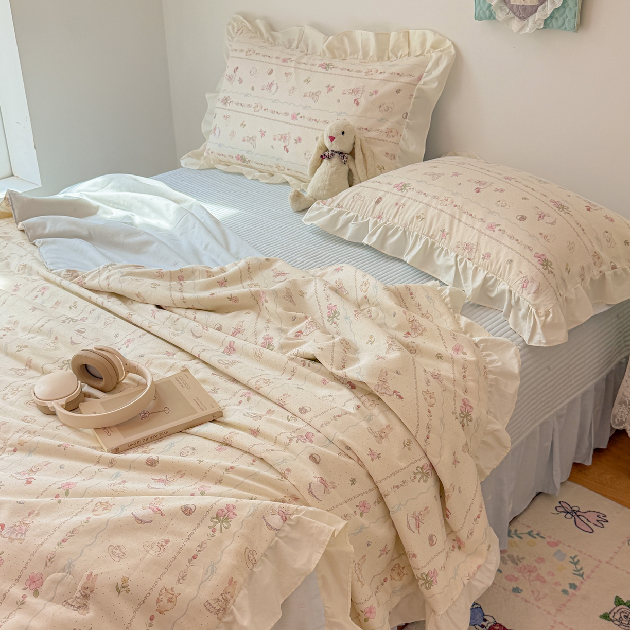 91家纺网 家纺一手货源 找家纺 女子家纺 2026新款全棉花边夏被全棉床盖夏被四件套 幸福小兔