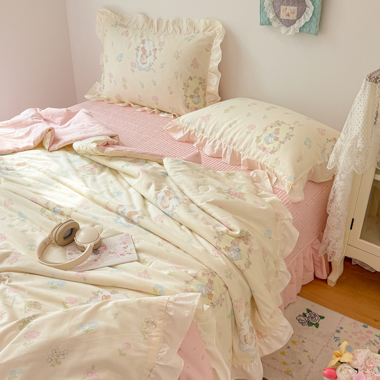 91家纺网 家纺一手货源 找家纺 女子家纺 2026新款全棉花边夏被全棉床盖夏被四件套 云间花信