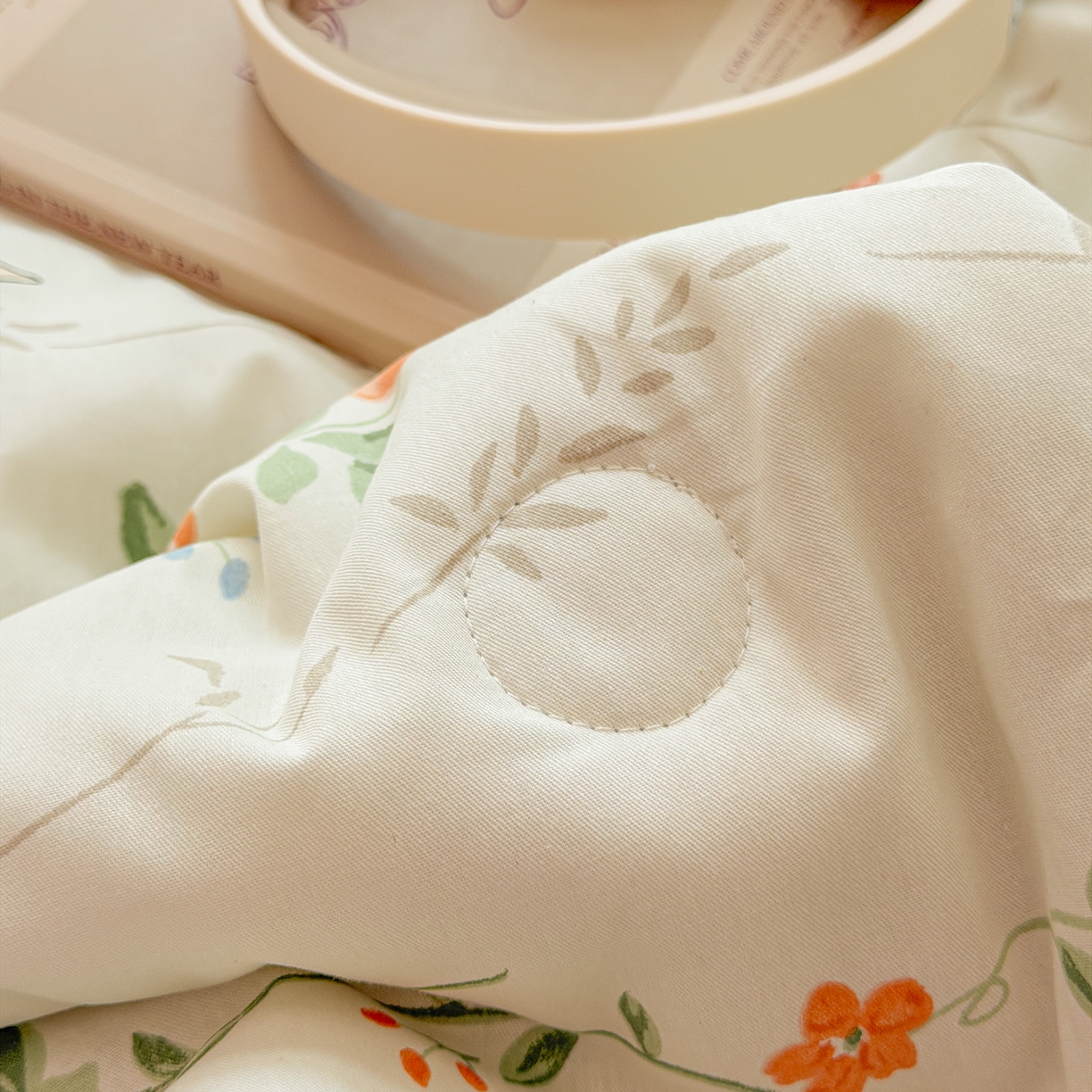 91家纺网 家纺一手货源 找家纺 女子家纺 2026新款全棉花边夏被全棉床盖夏被四件套 牵藤兔