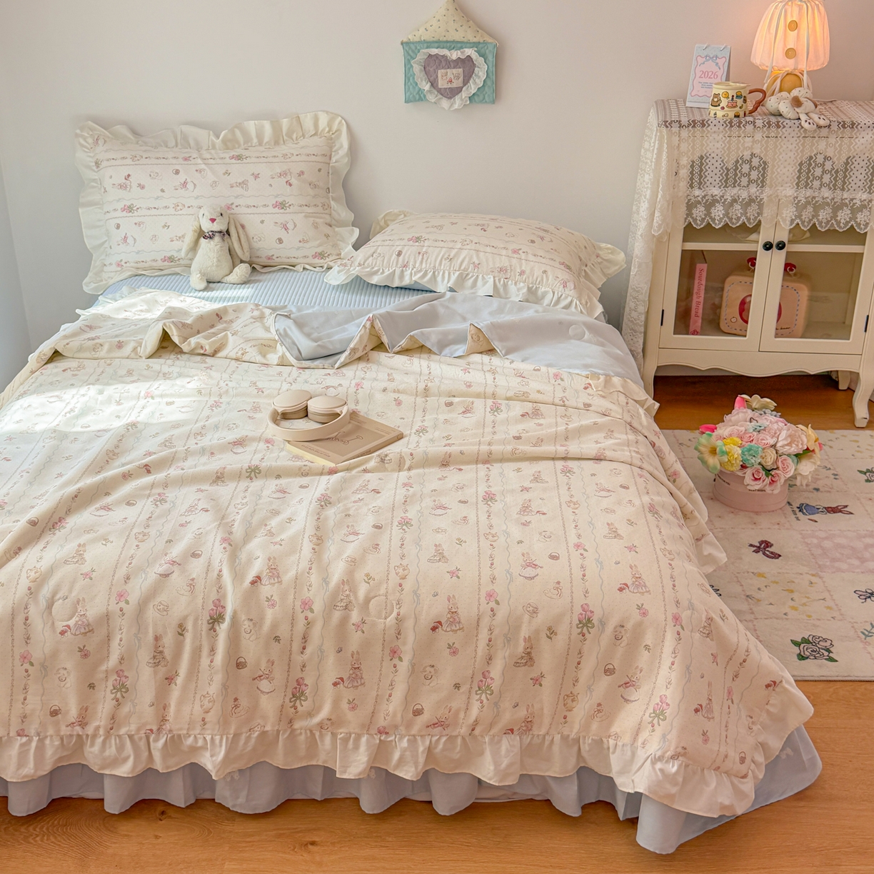 91家纺网 家纺一手货源 找家纺 女子家纺 2026新款全棉花边夏被全棉床盖夏被四件套 幸福小兔