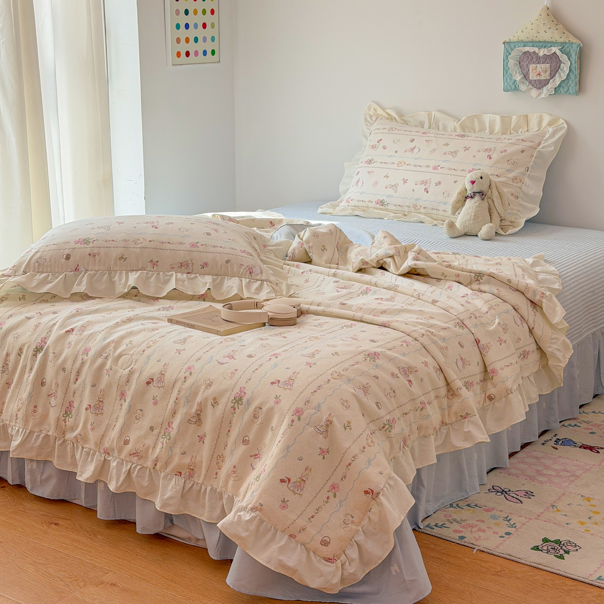 91家纺网 家纺一手货源 找家纺 女子家纺 2026新款全棉花边夏被全棉床盖夏被四件套 幸福小兔