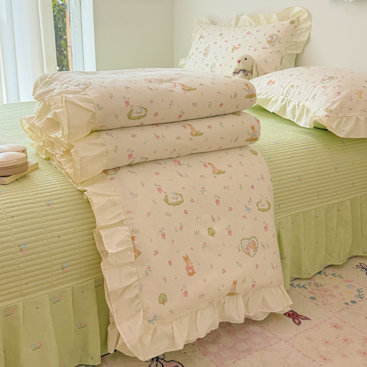 91家纺网 家纺一手货源 找家纺 女子家纺 2026新款全棉花边夏被全棉床盖夏被四件套 兔与花笺