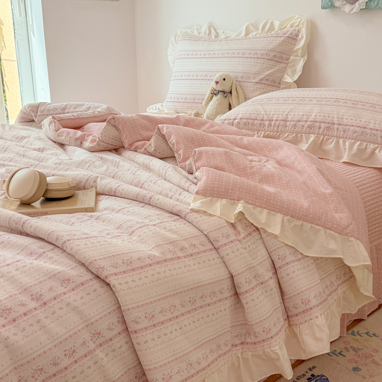 91家纺网 家纺一手货源 找家纺 女子家纺 2026新款全棉花边夏被全棉床盖夏被四件套 素条花-粉