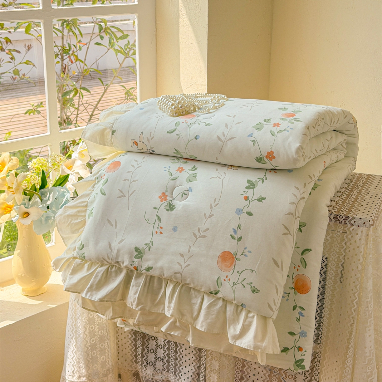 91家纺网 家纺一手货源 找家纺 女子家纺 2026新款全棉花边夏被全棉床盖夏被四件套 牵藤兔